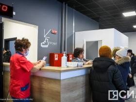 В Якутске заработал новый спорткомплекс с бассейном и катком. Цены на услуги