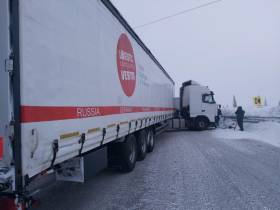 Водитель автомобиля пострадал при столкновении с большегрузом в Якутии