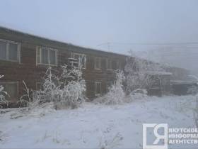 В Якутске несколько дней топит деревянный жилой дом