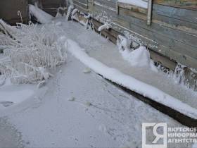 В Якутске несколько дней топит деревянный жилой дом