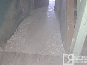 В Якутске несколько дней топит деревянный жилой дом