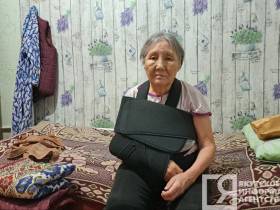 В Якутске несколько дней топит деревянный жилой дом