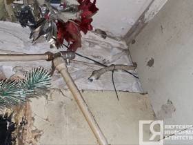 В Якутске несколько дней топит деревянный жилой дом