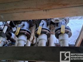 В Якутске несколько дней топит деревянный жилой дом