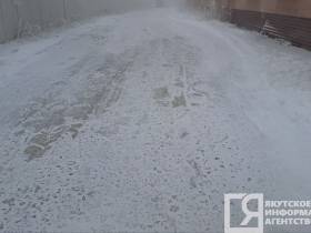 В Якутске несколько дней топит деревянный жилой дом