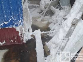 В Якутске несколько дней топит деревянный жилой дом