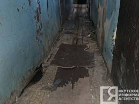 В Якутске несколько дней топит деревянный жилой дом