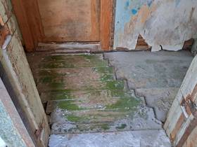 Глыба льда высотой с двухэтажный дом выросла на улице Бабушкина в Якутске