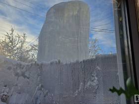 Глыба льда высотой с двухэтажный дом выросла на улице Бабушкина в Якутске