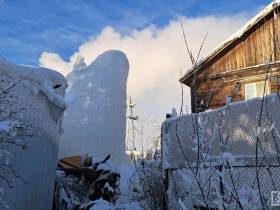 Глыба льда высотой с двухэтажный дом выросла на улице Бабушкина в Якутске