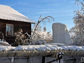 Глыба льда высотой с двухэтажный дом выросла на улице Бабушкина в Якутске