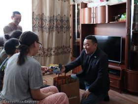 Вячеслав Емельянов посетил многодетную семью в селе Тополиное Томпонского улуса