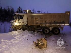 Два человека пострадали при столкновении большегрузов в Ленском районе