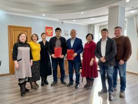 Уникальный архив Музея хомуса передали аудиовизуальному центру Якутии