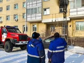 В девятиэтажном доме в Якутске загорелась квартира
