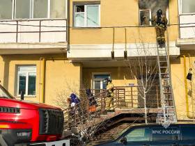 В девятиэтажном доме в Якутске загорелась квартира