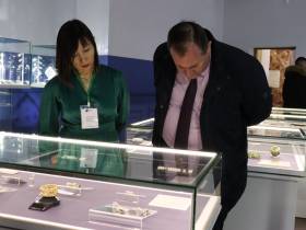 Логотип игр «Дети Азии» из алмазов представили в Кемерове на выставке «Сокровища Якутии»