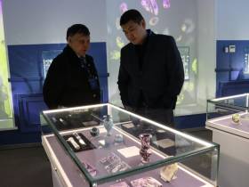 Логотип игр «Дети Азии» из алмазов представили в Кемерове на выставке «Сокровища Якутии»