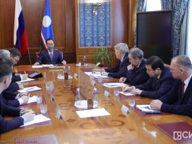 Айсен Николаев обсудил меры соцподдержки населения с представителями парламентских фракций Якутии