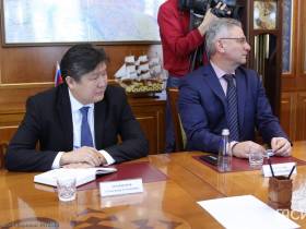 Айсен Николаев обсудил меры соцподдержки населения с представителями парламентских фракций Якутии