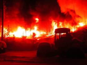 В селе Сунтар в крупном пожаре пострадали люди, сгорели автобусы и грузовые автомобили