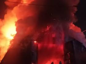 В селе Сунтар в крупном пожаре пострадали люди, сгорели автобусы и грузовые автомобили