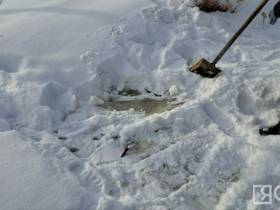 Кругом снег, наледь и прорывы воды: жители аварийных домов в Якутске бьют тревогу