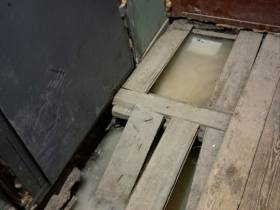 Кругом снег, наледь и прорывы воды: жители аварийных домов в Якутске бьют тревогу