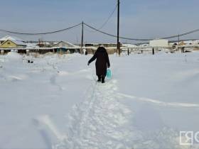 Кругом снег, наледь и прорывы воды: жители аварийных домов в Якутске бьют тревогу