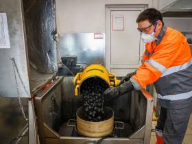 Научный подход к производству. Как работает исследовательская лаборатория Нежданинского ГОКа