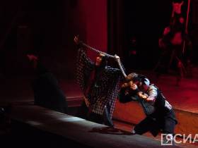 Спектакль по Олонхо деда Айсена Николаева впервые показали в Якутске