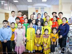 Известные гимнасты Никита и Дарья Нагорные попробовали себя в якутских видах спорта