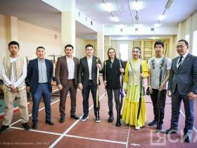 Известные гимнасты Никита и Дарья Нагорные попробовали себя в якутских видах спорта