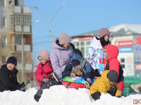 Шоу воздушных змеев открылось на озере Сайсары в Якутске