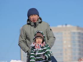 Шоу воздушных змеев открылось на озере Сайсары в Якутске