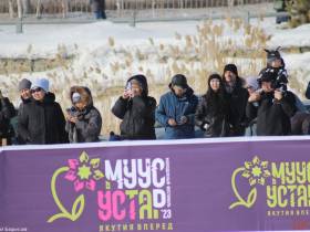 Шоу воздушных змеев открылось на озере Сайсары в Якутске