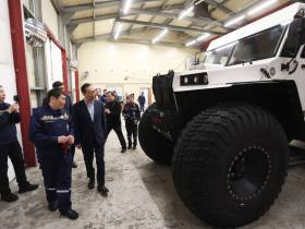 Глава Якутии передал снегоболотоход Колымскому поисково-спасательному отряду