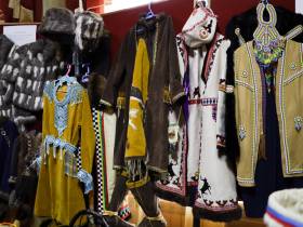 Кормление огня, камлание шамана и гонки на оленях: как эвенки отметили День оленевода