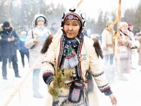 Кормление огня, камлание шамана и гонки на оленях: как эвенки отметили День оленевода