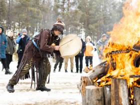 Кормление огня, камлание шамана и гонки на оленях: как эвенки отметили День оленевода