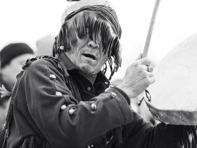 Кормление огня, камлание шамана и гонки на оленях: как эвенки отметили День оленевода