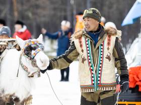 Кормление огня, камлание шамана и гонки на оленях: как эвенки отметили День оленевода