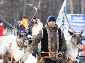 Кормление огня, камлание шамана и гонки на оленях: как эвенки отметили День оленевода