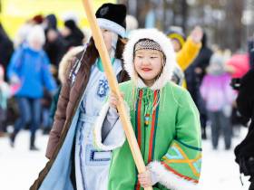 Кормление огня, камлание шамана и гонки на оленях: как эвенки отметили День оленевода