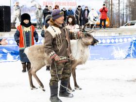 Кормление огня, камлание шамана и гонки на оленях: как эвенки отметили День оленевода