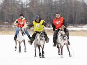 Кормление огня, камлание шамана и гонки на оленях: как эвенки отметили День оленевода