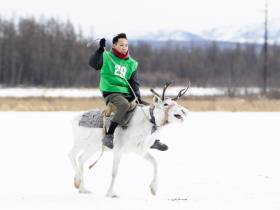 Кормление огня, камлание шамана и гонки на оленях: как эвенки отметили День оленевода