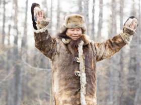 Кормление огня, камлание шамана и гонки на оленях: как эвенки отметили День оленевода