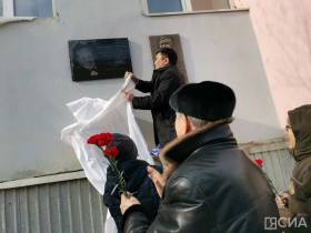 В Якутске торжественно открыли мемориальную доску выдающегося директора Саха театра