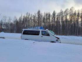 Женщина и ребенок пострадали при столкновении микроавтобуса с грузовиком в Якутии